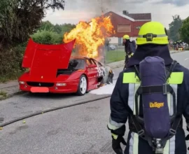 170 Bin Euro Değerindeki Ferrari F355 Teknik Arıza Sonucu Yandı