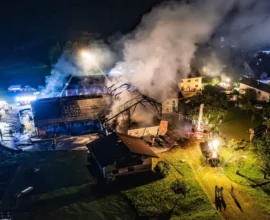 320 İtfaiyeci Alevlerle Mücadele Etti: Çiftlik Neredeyse Kül Oldu