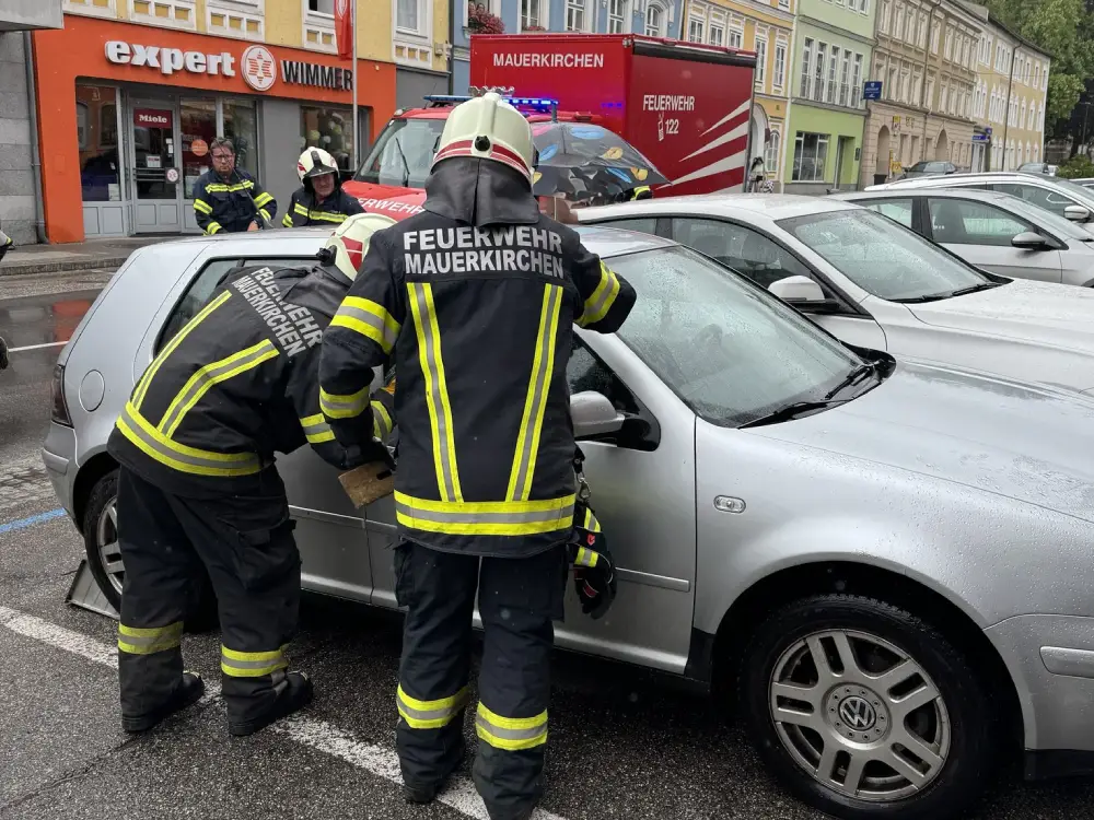 5 Yaşındaki Çocuk Anahtarla Birlikte Otomobilde Mahsur Kaldı 5 Yaşındaki Çocuk Anahtarla Birlikte Otomobilde Mahsur Kaldı