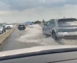 A2 Otoyolu Sular Altında: Şiddetli Yağmur Yolları "Su Kaydırağı"na Çevirdi