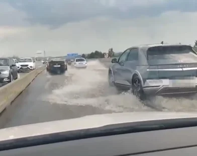 A2 Otoyolu Sular Altında: Şiddetli Yağmur Yolları "Su Kaydırağı"na Çevirdi