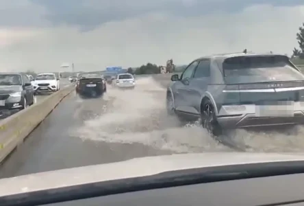 A2 Otoyolu Sular Altında: Şiddetli Yağmur Yolları "Su Kaydırağı"na Çevirdi