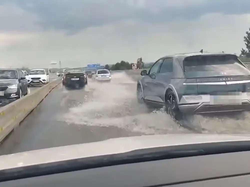 A2 Otoyolu Sular Altında: Şiddetli Yağmur Yolları "Su Kaydırağı"na Çevirdi A2 Otoyolu Sular Altında: Şiddetli Yağmur Yolları "Su Kaydırağı"na Çevirdi