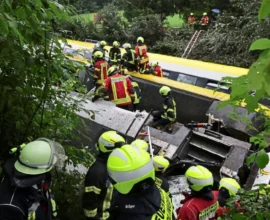Almanya'da Tren Kazası: 3 Ölü, 50 Yaralı