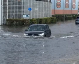 Aşırı Yağış Avusturya’yı Vurdu: Caddeler Nehre Döndü