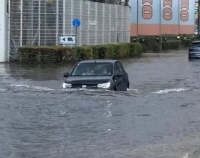 Aşırı Yağış Avusturya’yı Vurdu: Caddeler Nehre Döndü