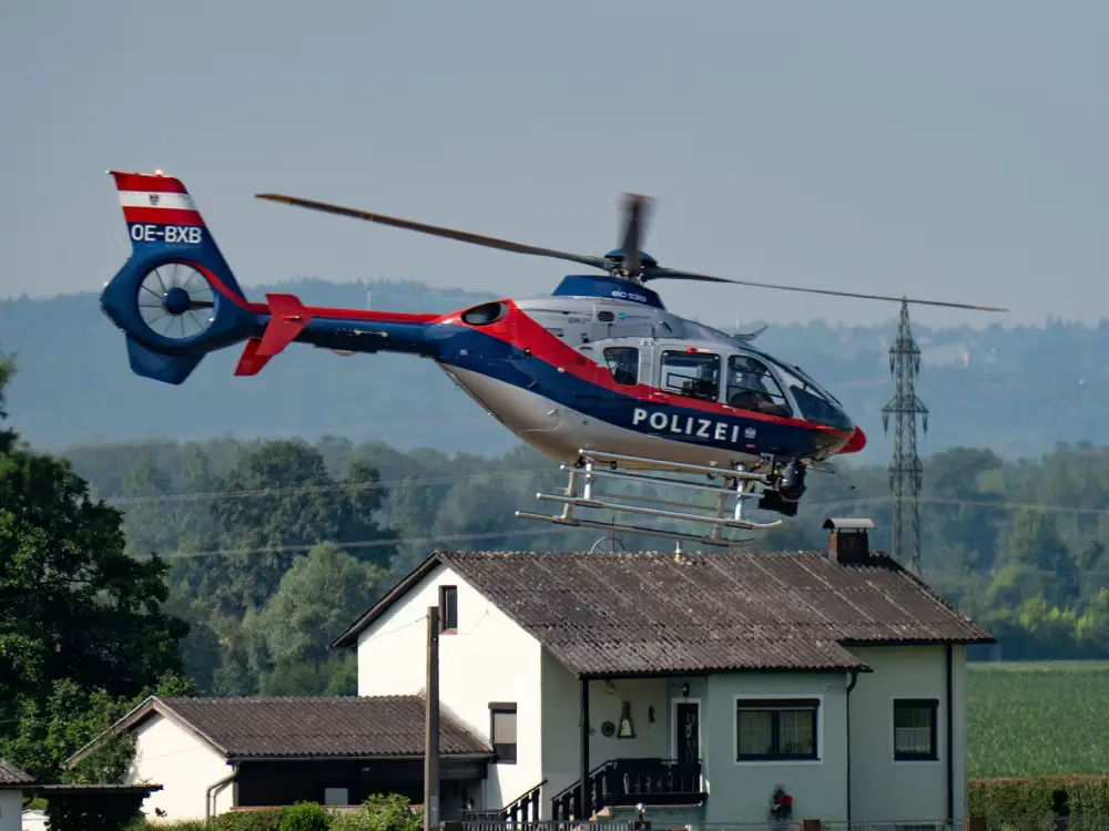 Avusturya'da Dini Tören Sırasında Silahlı Şüpheli Araması: Cobra Timleri Devrede Avusturya'da Dini Tören Sırasında Silahlı Şüpheli Araması: Cobra Timleri Devrede