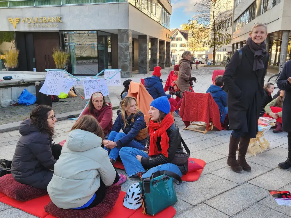 Avusturya’da Eşitlik Mücadelesi: Dornbirn’de Kadınlar İş Bıraktı Avusturya’da Eşitlik Mücadelesi: Dornbirn’de Kadınlar İş Bıraktı