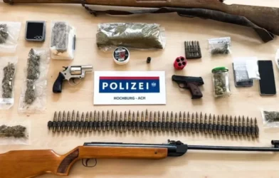 Avusturya’da Ev Baskını: Marihuana, Kokain, Silahlar ve Patlayıcılar Bulundu Avusturya’da Ev Baskını: Marihuana, Kokain, Silahlar ve Patlayıcılar Bulundu