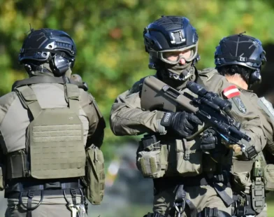 Avusturya’da Ev Baskını Sonrası Çatışma: İki Kişi Tutuklandı, Biri Kaçak