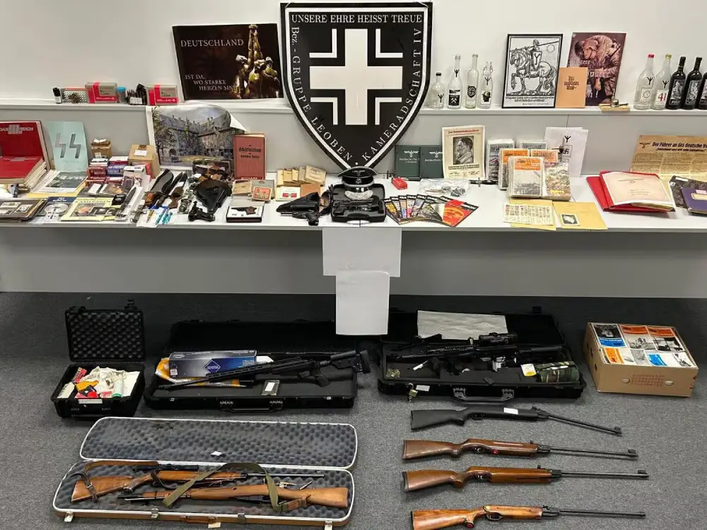 Avusturya’da Rock Konserinde Hitler Selamı: Evde Silahlar ve Uyuşturucu Bulundu Avusturya’da Rock Konserinde Hitler Selamı: Evde Silahlar ve Uyuşturucu Bulundu