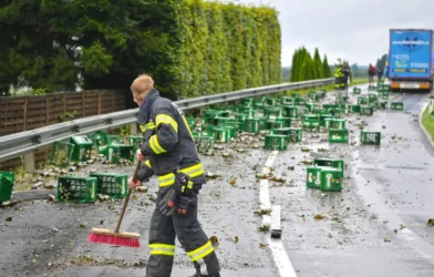 Avusturya’da Trafik Kazasında Bira Şelalesi Avusturya’da Trafik Kazasında Bira Şelalesi