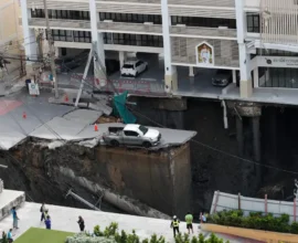Bangkok’ta Şok: Yol Çöktü, Polis Aracı ve Direkler Kratere Düştü