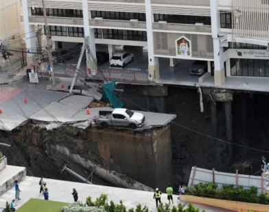 Bangkok’ta Şok: Yol Çöktü, Polis Aracı ve Direkler Kratere Düştü