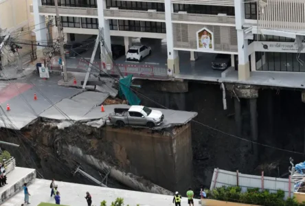 Bangkok’ta Şok: Yol Çöktü, Polis Aracı ve Direkler Kratere Düştü