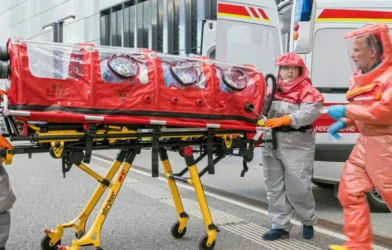 Batı Afrika Seyahatinden Dönen Pilot Ebola Şüphesiyle Hastaneye Kaldırıldı Batı Afrika Seyahatinden Dönen Pilot Ebola Şüphesiyle Hastaneye Kaldırıldı