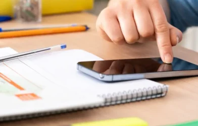 Cep Telefonu Krizi: 15 Yaşındaki Öğrenci Okul Müdürüne Saldırdı Cep Telefonu Krizi: 15 Yaşındaki Öğrenci Okul Müdürüne Saldırdı