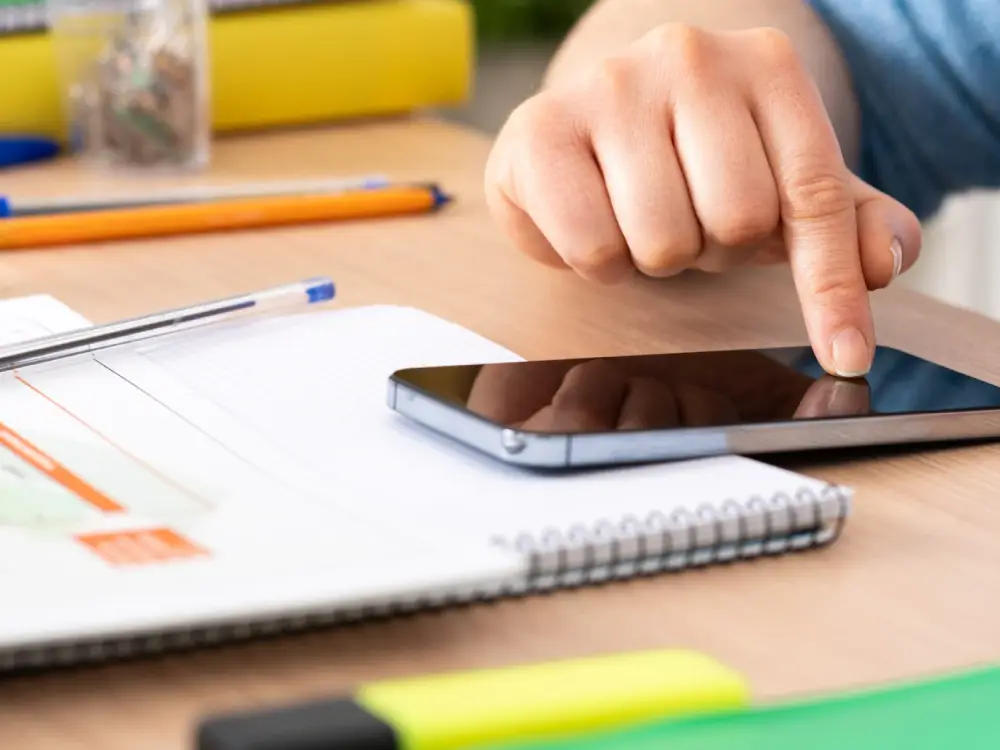Cep Telefonu Krizi: 15 Yaşındaki Öğrenci Okul Müdürüne Saldırdı Cep Telefonu Krizi: 15 Yaşındaki Öğrenci Okul Müdürüne Saldırdı