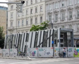 “Çirkin, Ama Gerekli”: Viyanalılar Yeni U5 Metro Girişine Tepkili