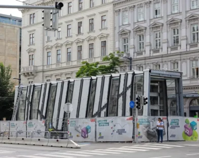 “Çirkin, Ama Gerekli”: Viyanalılar Yeni U5 Metro Girişine Tepkili