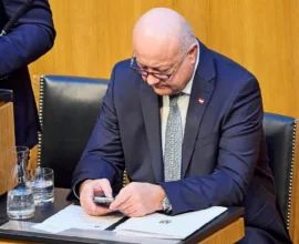 Devlet memurlarının parti hesaplarında çalışması yasallaştı: FPÖ Anayasa Mahkemesi’ne başvurdu