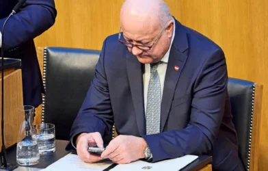 Devlet memurlarının parti hesaplarında çalışması yasallaştı: FPÖ Anayasa Mahkemesi’ne başvurdu Devlet memurlarının parti hesaplarında çalışması yasallaştı: FPÖ Anayasa Mahkemesi’ne başvurdu