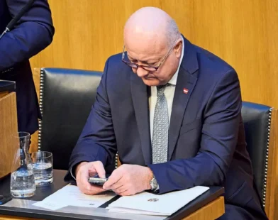 Devlet memurlarının parti hesaplarında çalışması yasallaştı: FPÖ Anayasa Mahkemesi’ne başvurdu