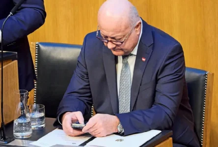 Devlet memurlarının parti hesaplarında çalışması yasallaştı: FPÖ Anayasa Mahkemesi’ne başvurdu