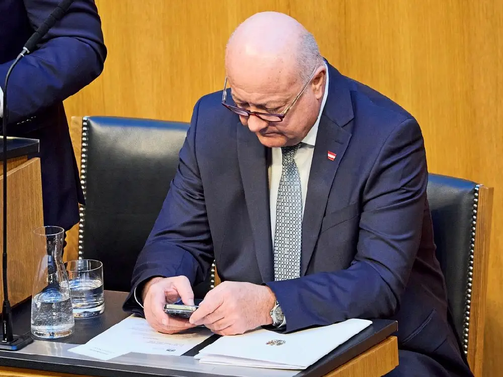 Devlet memurlarının parti hesaplarında çalışması yasallaştı: FPÖ Anayasa Mahkemesi’ne başvurdu