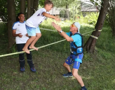 Emekli Cobra Polisi Çocuklar İçin Macera Parkuru Kurdu