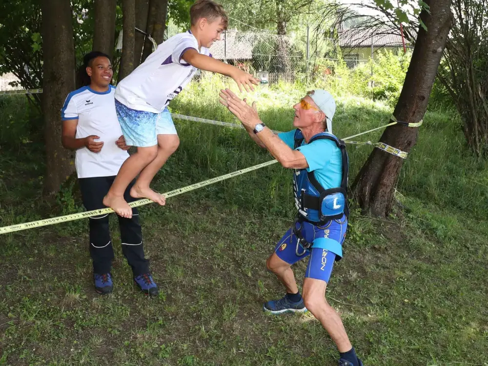 Emekli Cobra Polisi Çocuklar İçin Macera Parkuru Kurdu