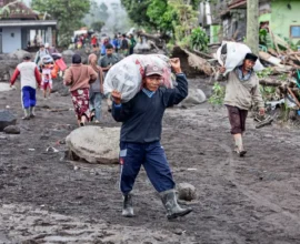 Endonezya'da Semeru Yanardağı Patlaması: Yüzlerce Kişi Güvenli Bölgelere Tahliye Edildi