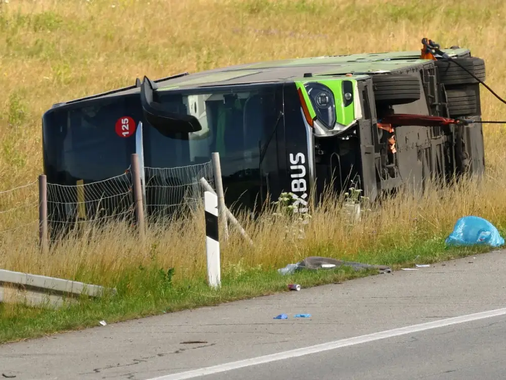 Flixbus Kazası: Almanya’da Viyana Seferindeki Otobüs Devrildi Flixbus Kazası: Almanya’da Viyana Seferindeki Otobüs Devrildi