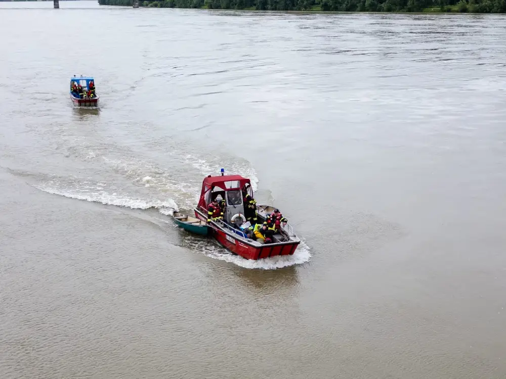 Genç Kadın Tuna Nehri’ne Düştü: Arama Kurtarma Çalışmaları Başladı Genç Kadın Tuna Nehri’ne Düştü: Arama Kurtarma Çalışmaları Başladı