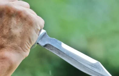 Graz’da Aile İçi Şiddet: Tartışma Anında Eşine Bıçak Fırlattı