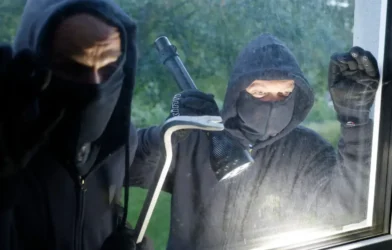 Graz’da vahşi soygun: 21 yaşındaki genç evinde saldırıya uğradı