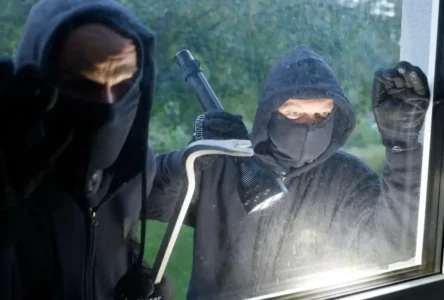 Graz’da vahşi soygun: 21 yaşındaki genç evinde saldırıya uğradı