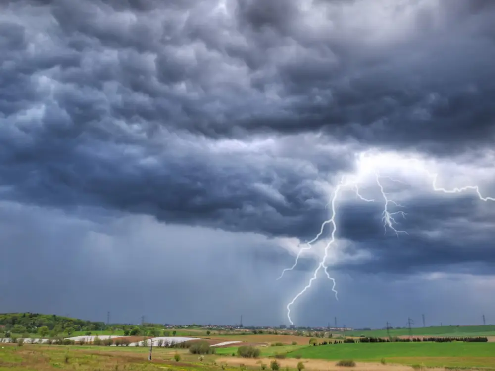 Hafta Sonu Yağışlı ve Fırtınalı Geçecek: Yaz Yerini Sonbahara Bırakıyor