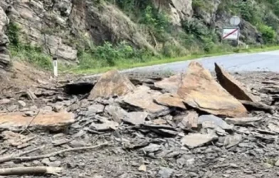 Kamptal’da Kaya Düşmesi Alarmı: B34 Yolu Geçici Olarak Trafiğe Kapatıldı