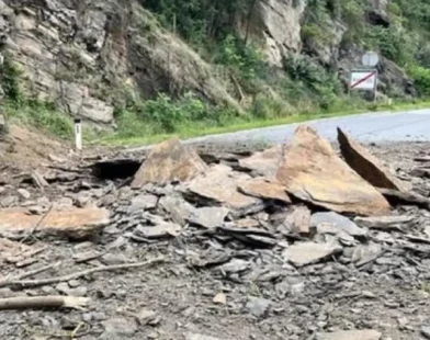 Kamptal’da Kaya Düşmesi Alarmı: B34 Yolu Geçici Olarak Trafiğe Kapatıldı