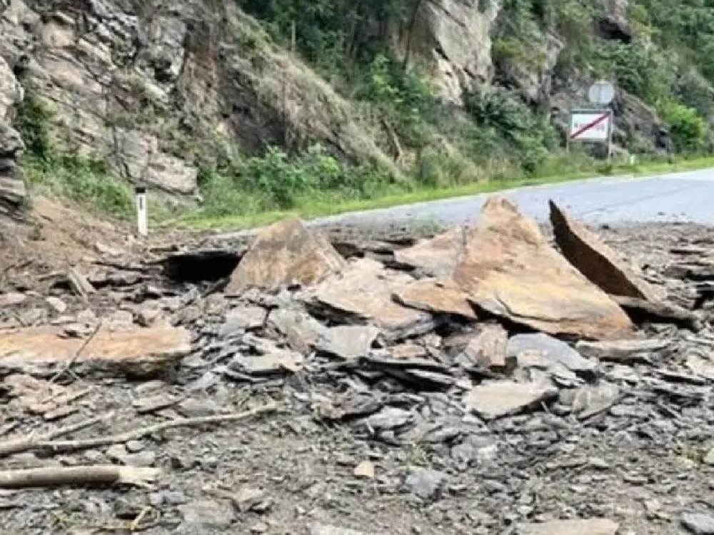 Kamptal’da Kaya Düşmesi Alarmı: B34 Yolu Geçici Olarak Trafiğe Kapatıldı