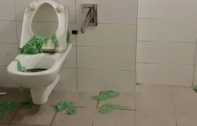 Kamu Tuvaletlerinde Vandalizm: Melk Belediyesi Tanık Arıyor Kamu Tuvaletlerinde Vandalizm: Melk Belediyesi Tanık Arıyor