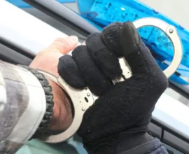 Kavga Yerinde Dehşet: Polise Saldırdı, Araç Zarar Gördü