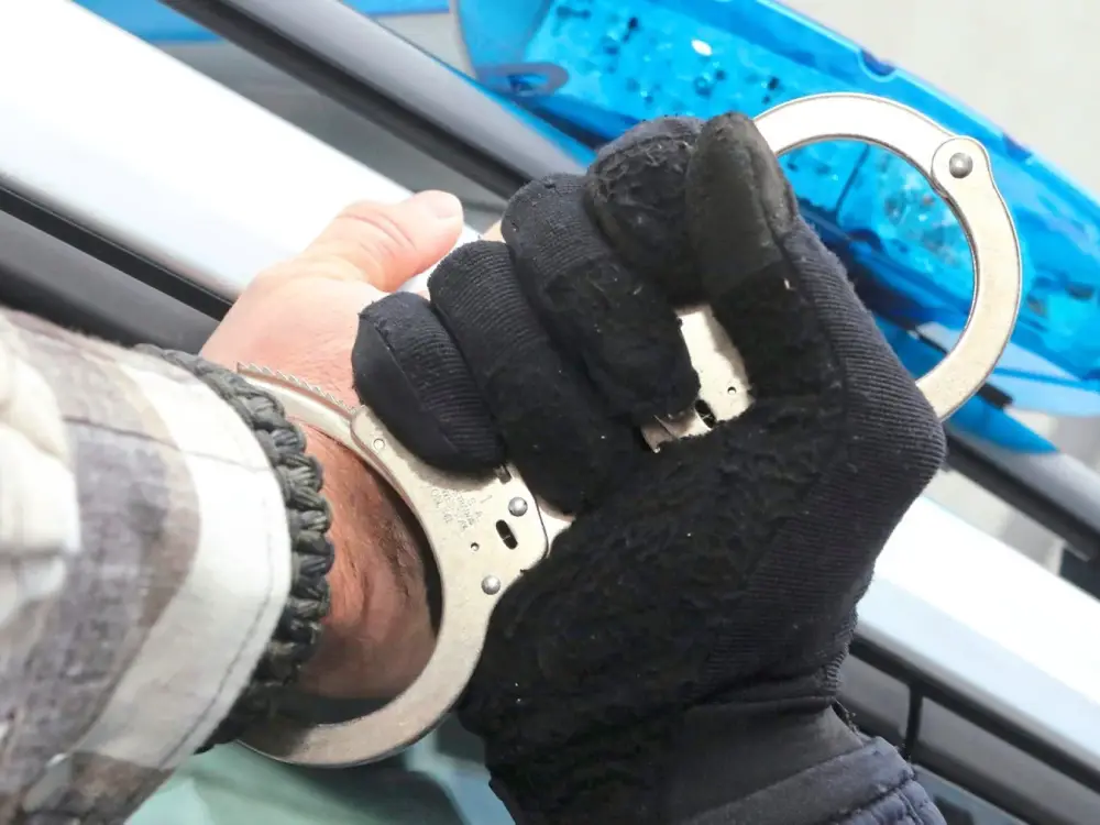 Kavga Yerinde Dehşet: Polise Saldırdı, Araç Zarar Gördü