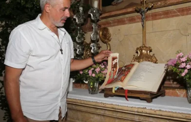 Kilisede Şok: Kutsal Kitap Parçalandı Kilisede Şok: Kutsal Kitap Parçalandı