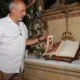 Kilisede Şok: Kutsal Kitap Parçalandı Kilisede Şok: Kutsal Kitap Parçalandı