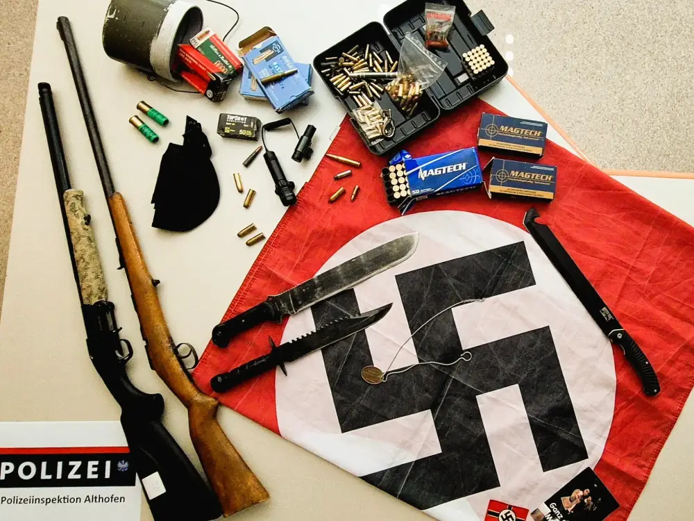 Klagenfurt’ta Nazi Sembolleri, Uyuşturucu ve Silahlar Yakalandı Klagenfurt’ta Nazi Sembolleri, Uyuşturucu ve Silahlar Yakalandı