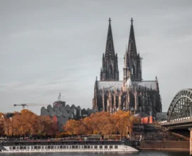 Köln Deutz’ta Bomba Alarmı: 20.000 Kişi Tahliye Edildi