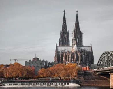 Köln Deutz’ta Bomba Alarmı: 20.000 Kişi Tahliye Edildi