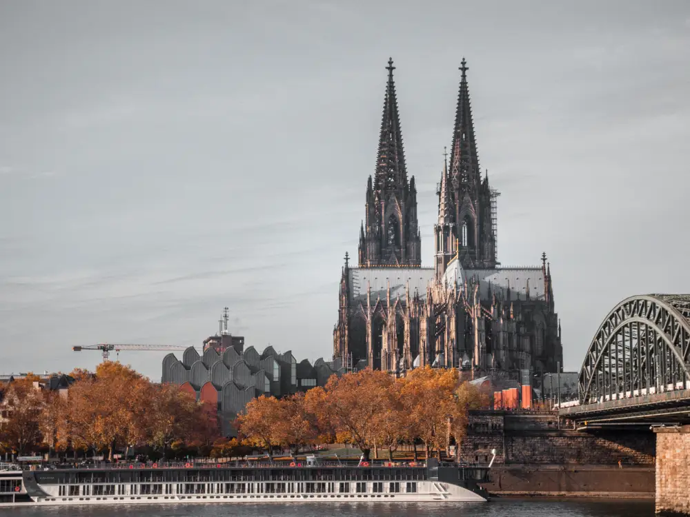 Köln Deutz’ta Bomba Alarmı: 20.000 Kişi Tahliye Edildi Köln Deutz’ta Bomba Alarmı: 20.000 Kişi Tahliye Edildi